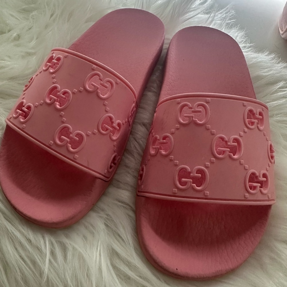 Gucci pink slides